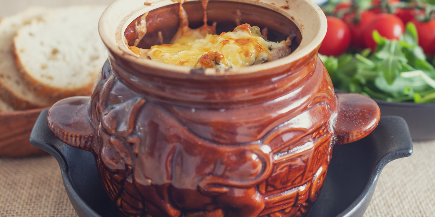 Гриби з бринзою в горщику