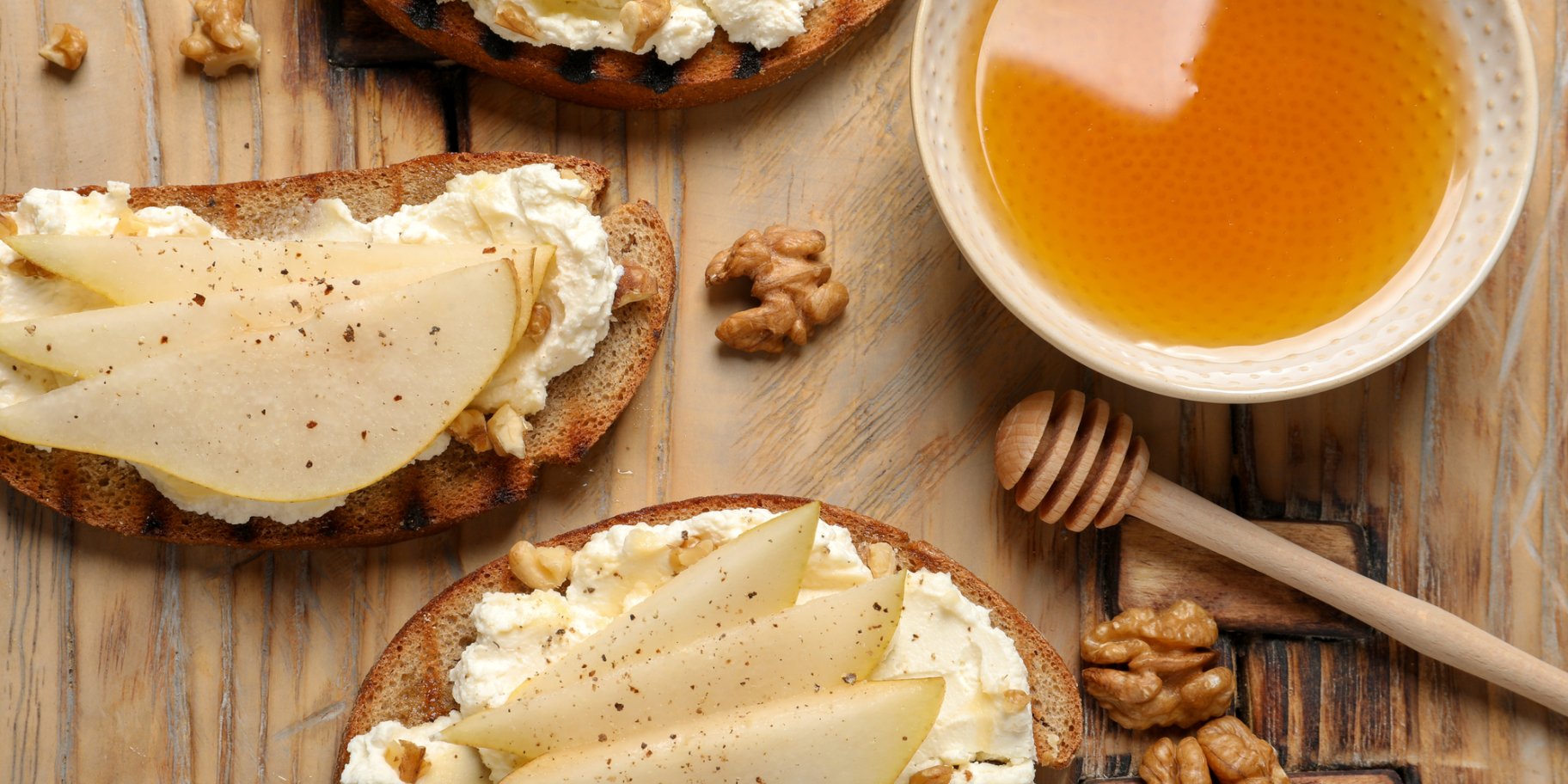 Брускета з рикотою та грушею