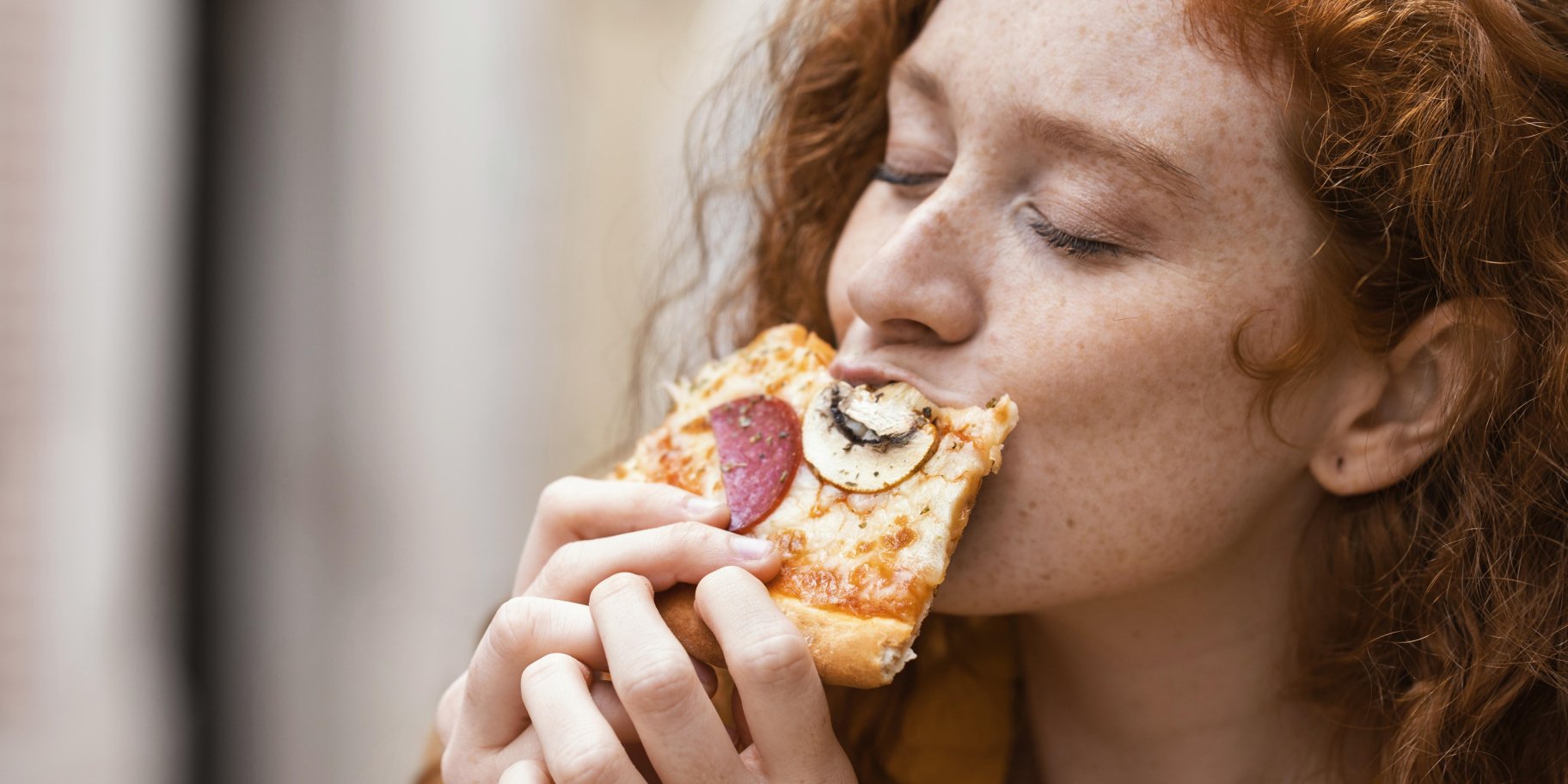 Дівчина їсть піцу