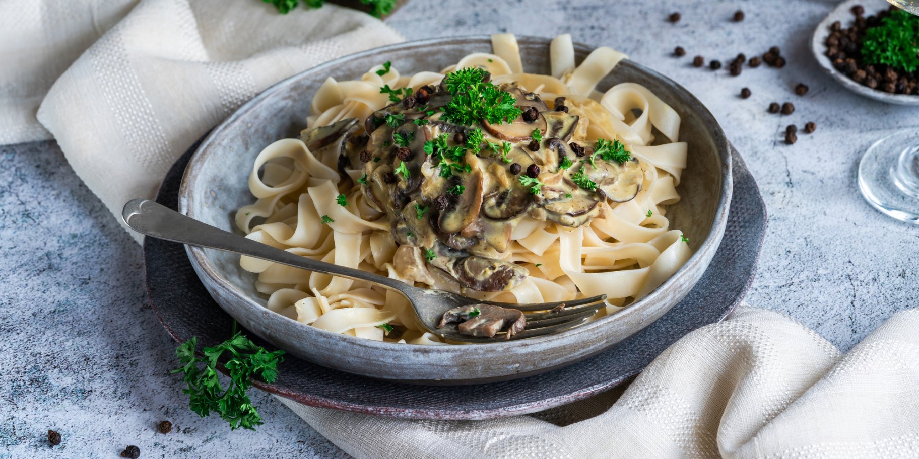 Паста со сливочными грибами: видеорецепт