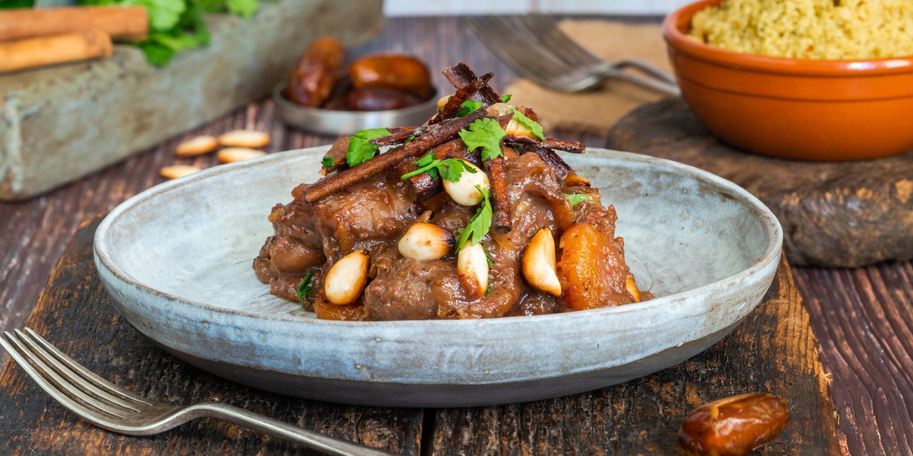 Тушеная курица с финиками