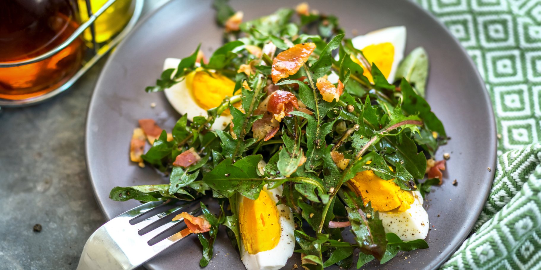 Салат с одуванчиками