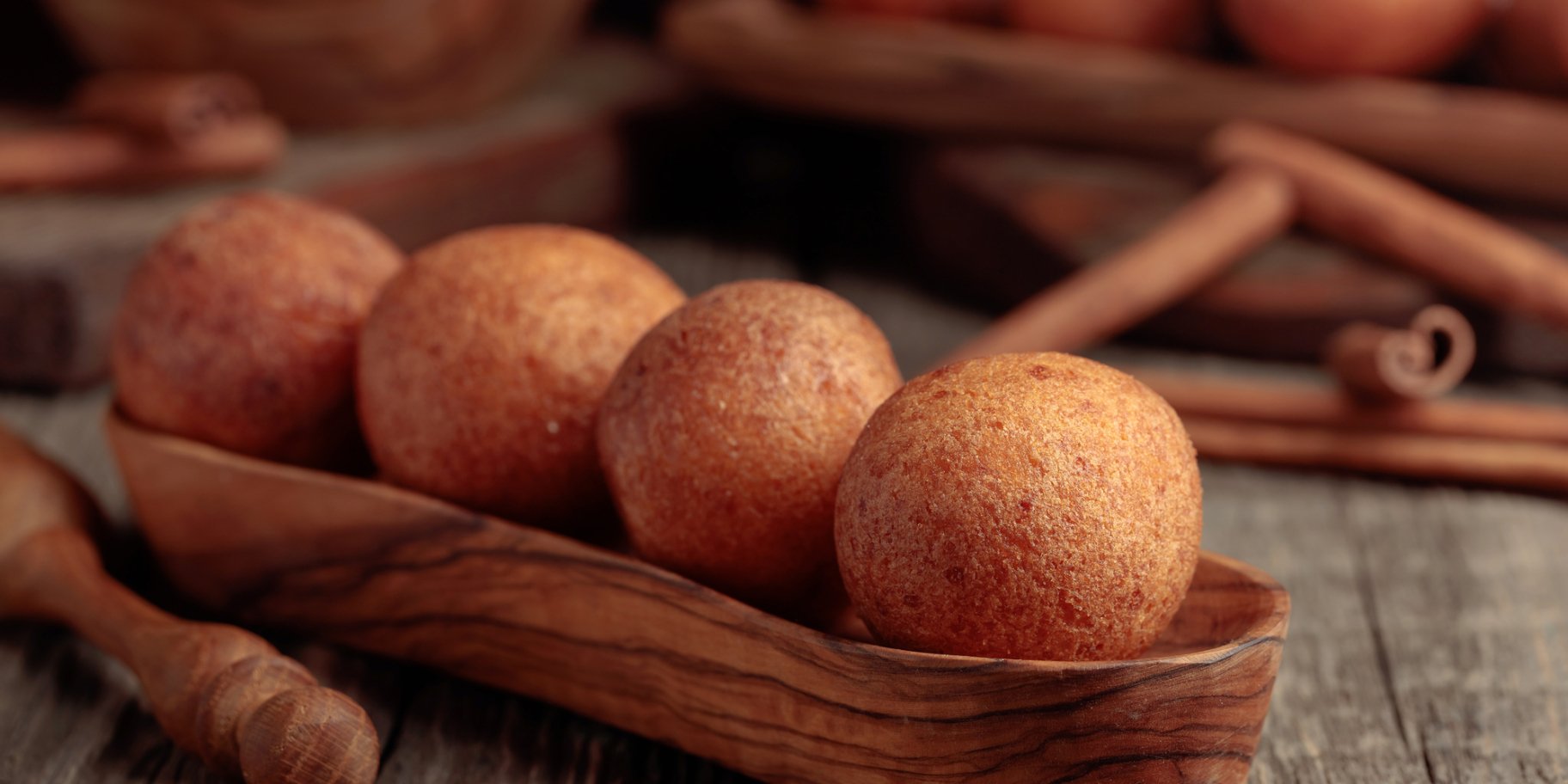 Сирні пончики з вишнею