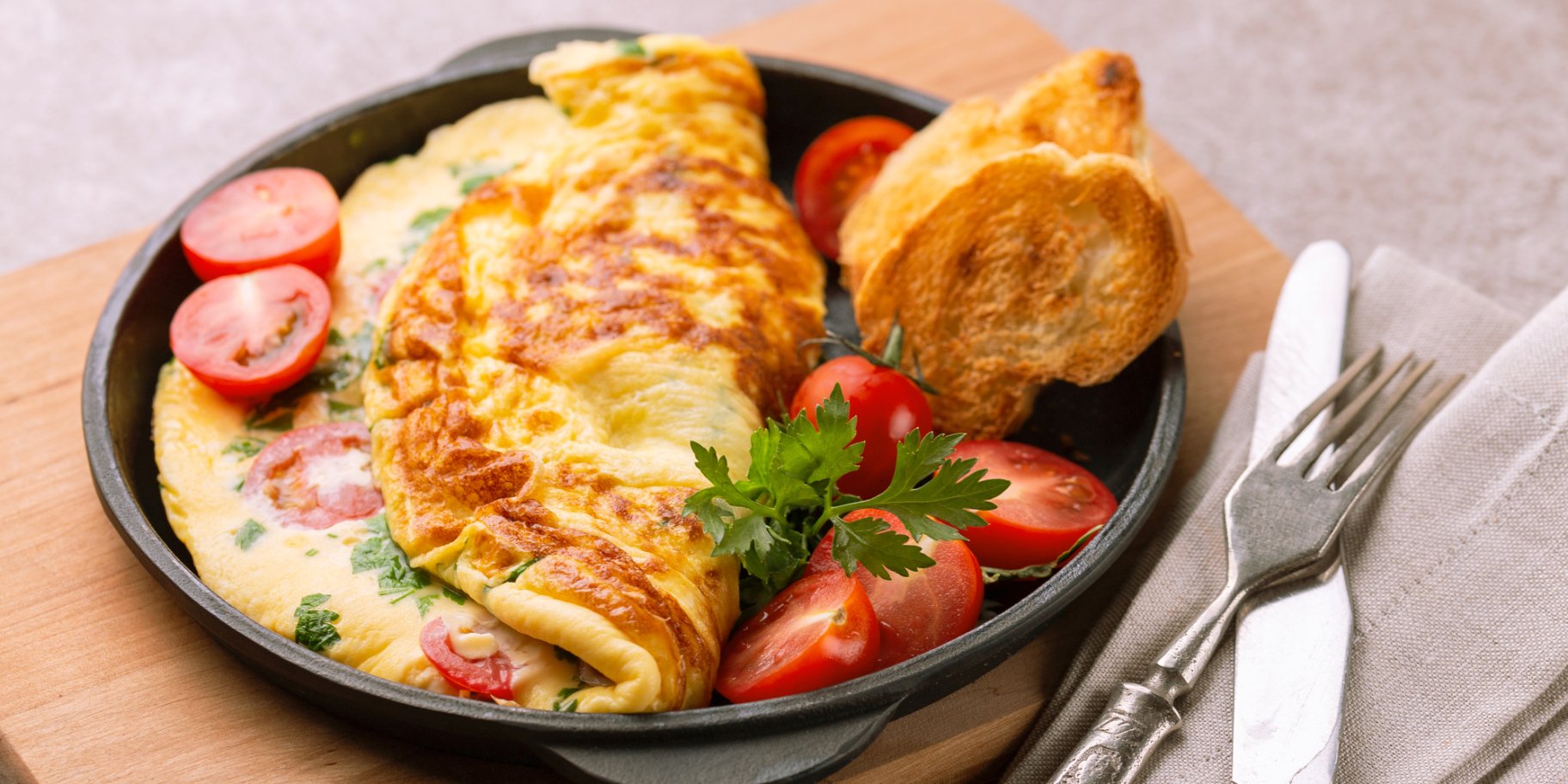 Омлет з начинкою з помідорів і кінзи