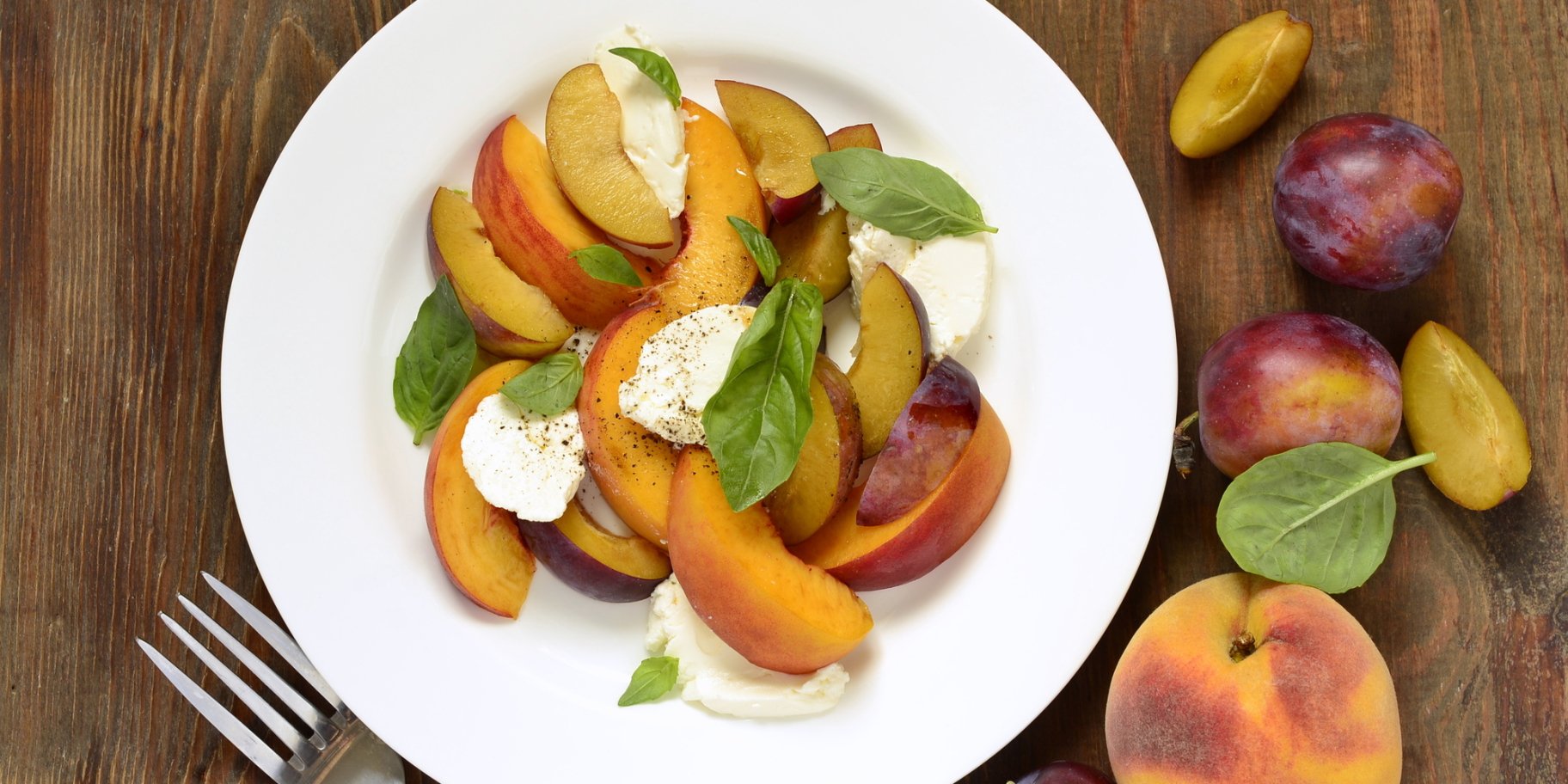 Салат Капрезе с нектаринами