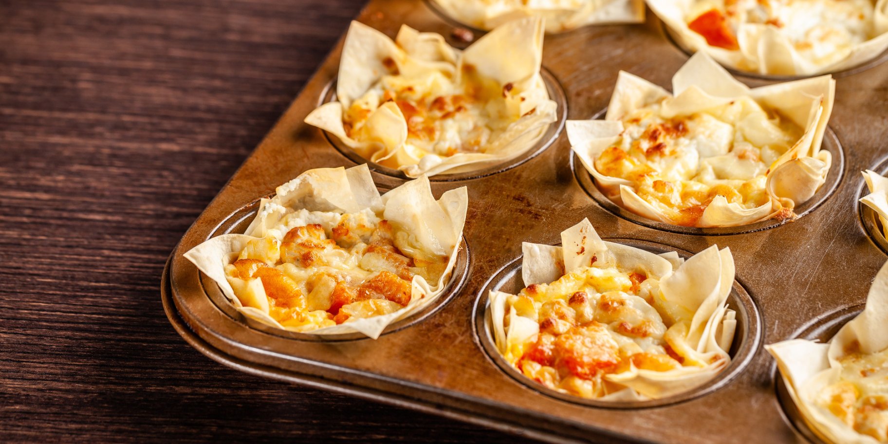 Мини-киши с брокколи и томатами