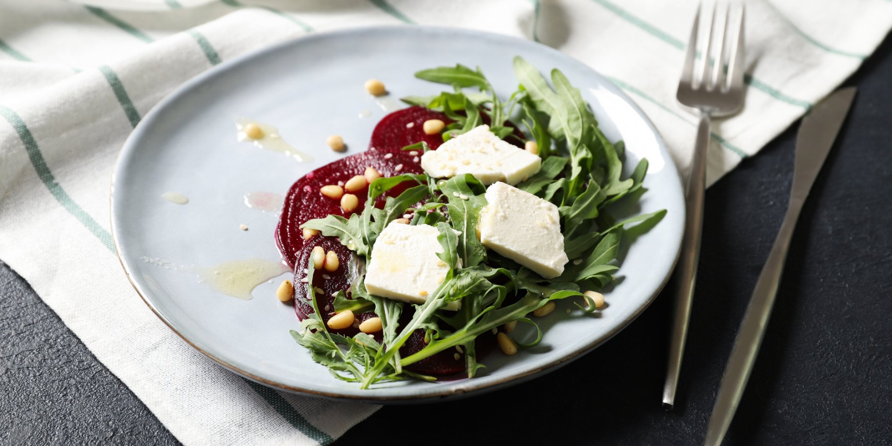 Капрезе з печеним буряком і моцарелою