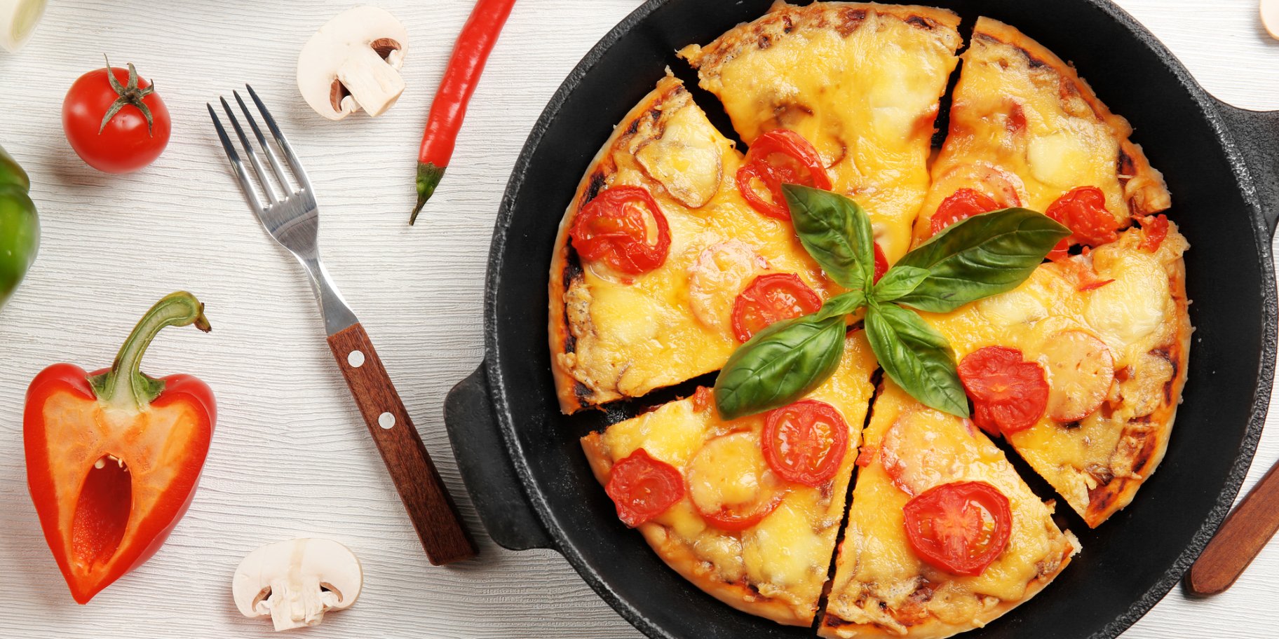 Піца з помідорами та сиром