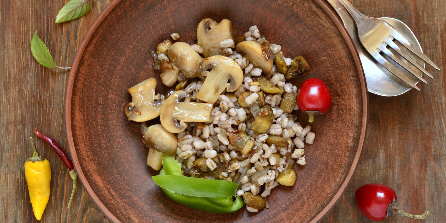 Салат з перловкою та печерицями