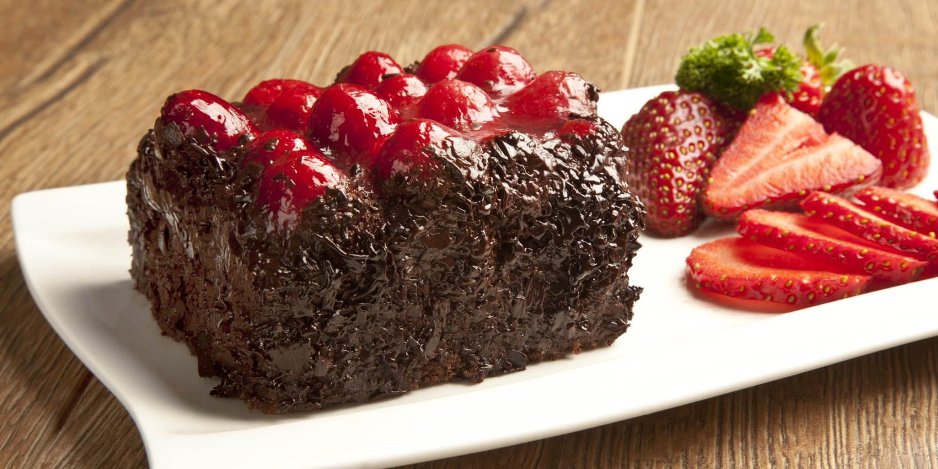 Полуничний шоколадний пиріг