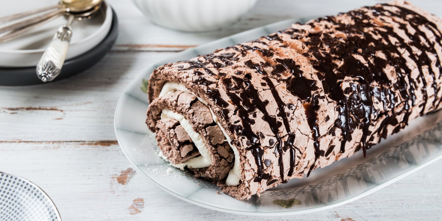 Шоколадний меренговий рулет - рецепт