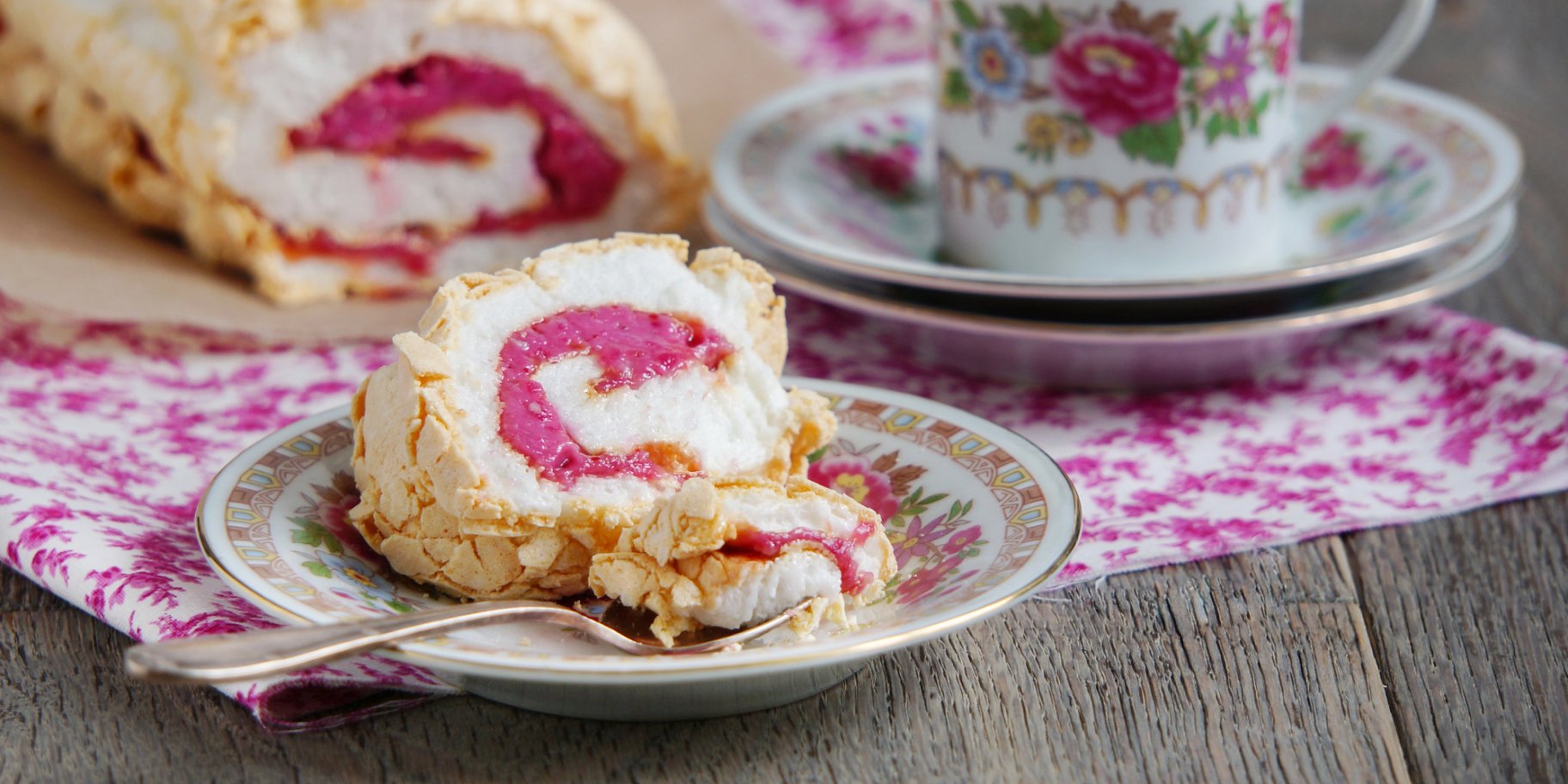 Меренговий рулет з ревенем