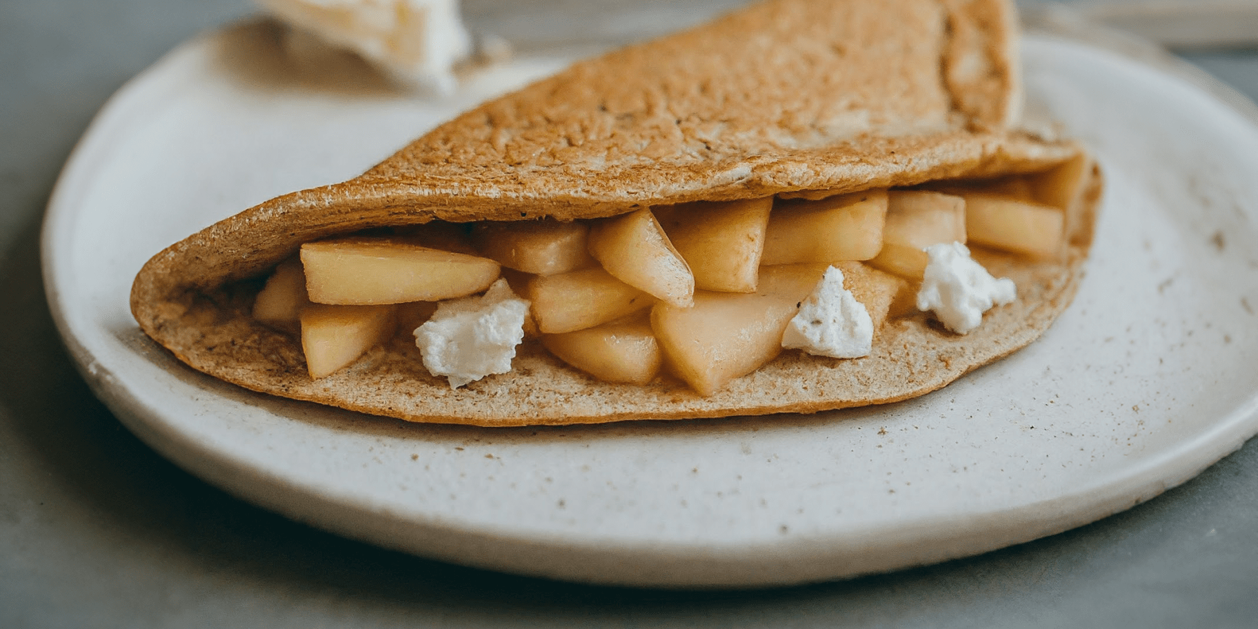 Вівсяний млинець із сиром і яблуками