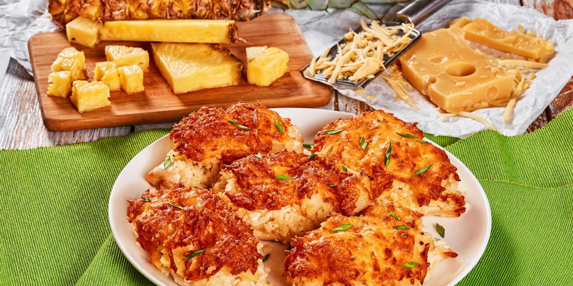 Ананас запеченный с сыром и курицей