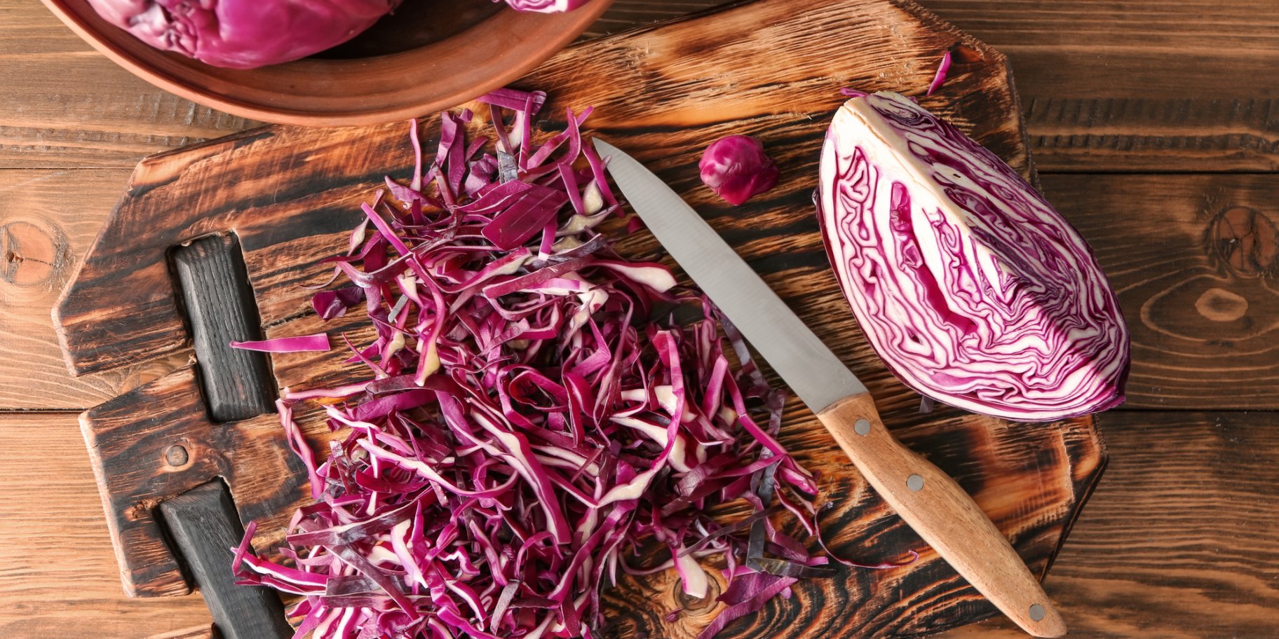 Салат из красной капусты и яблок