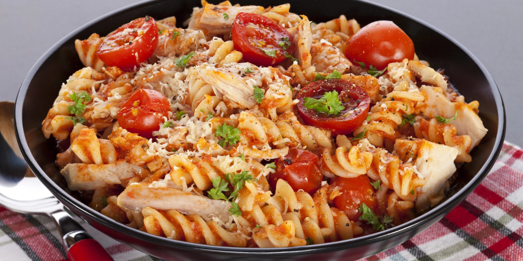 Паста з тунцем та томатами