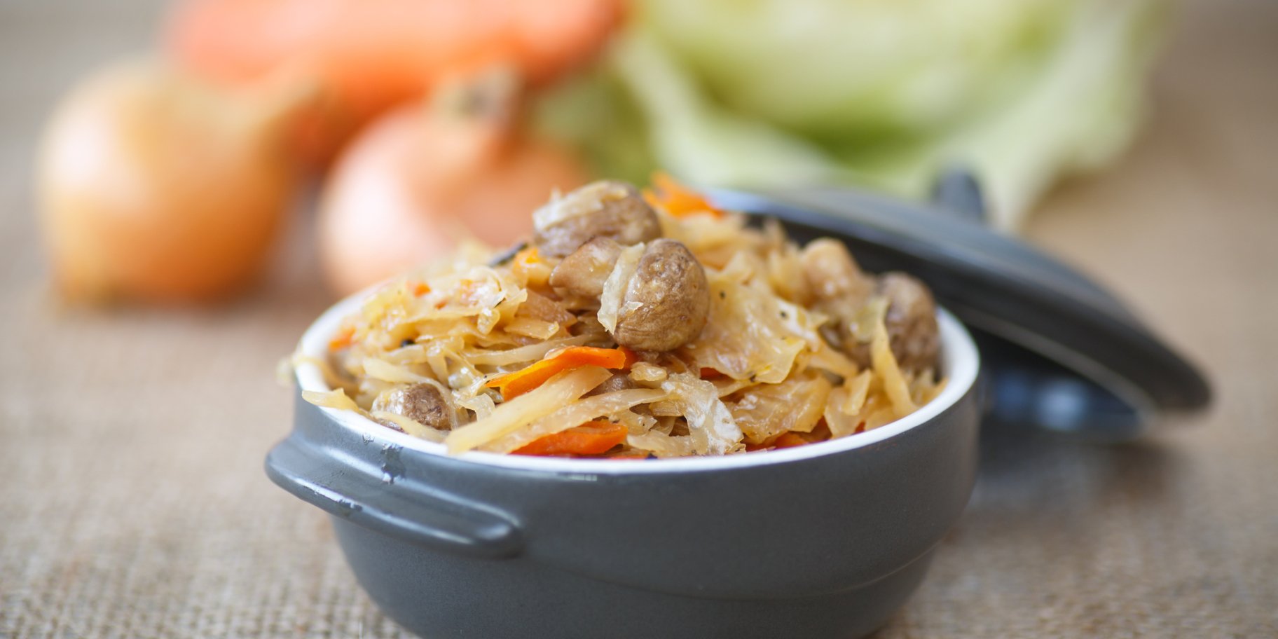 Тушкована капуста з грибами у пиві