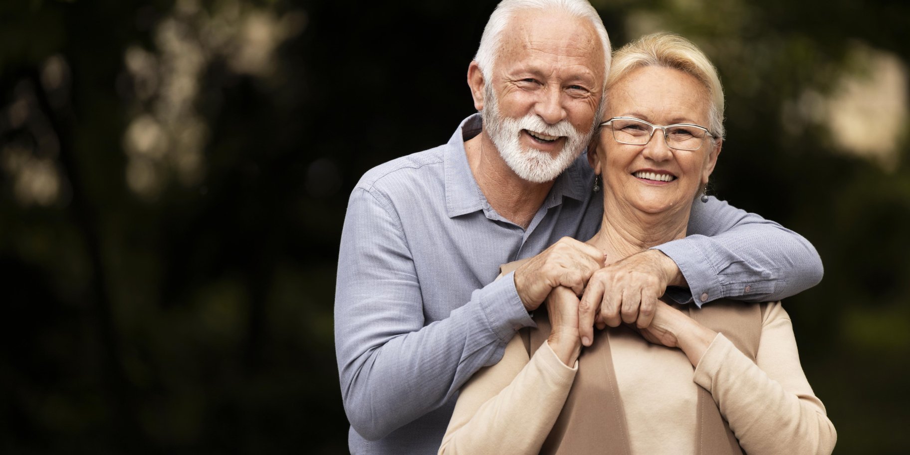 Літні чоловік і жінка