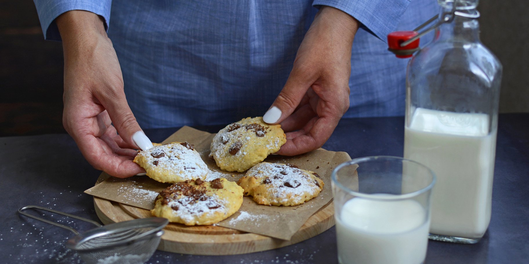 жіночі руки тримають печиво