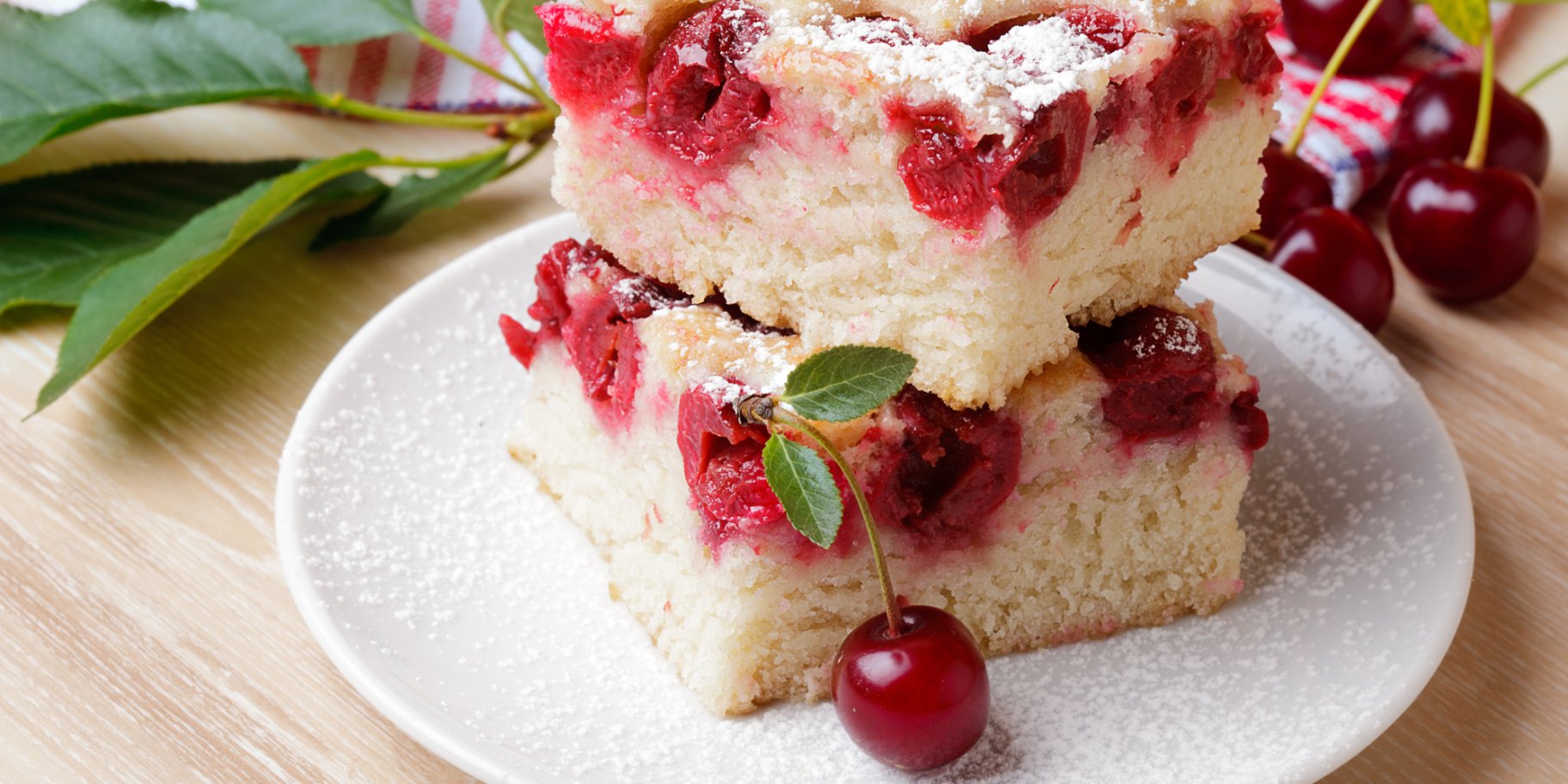 Манник з вишнею