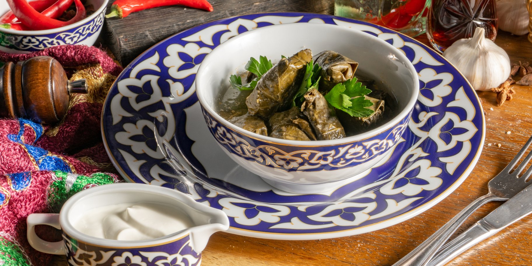 Долма з рисом, родзинками та овочами