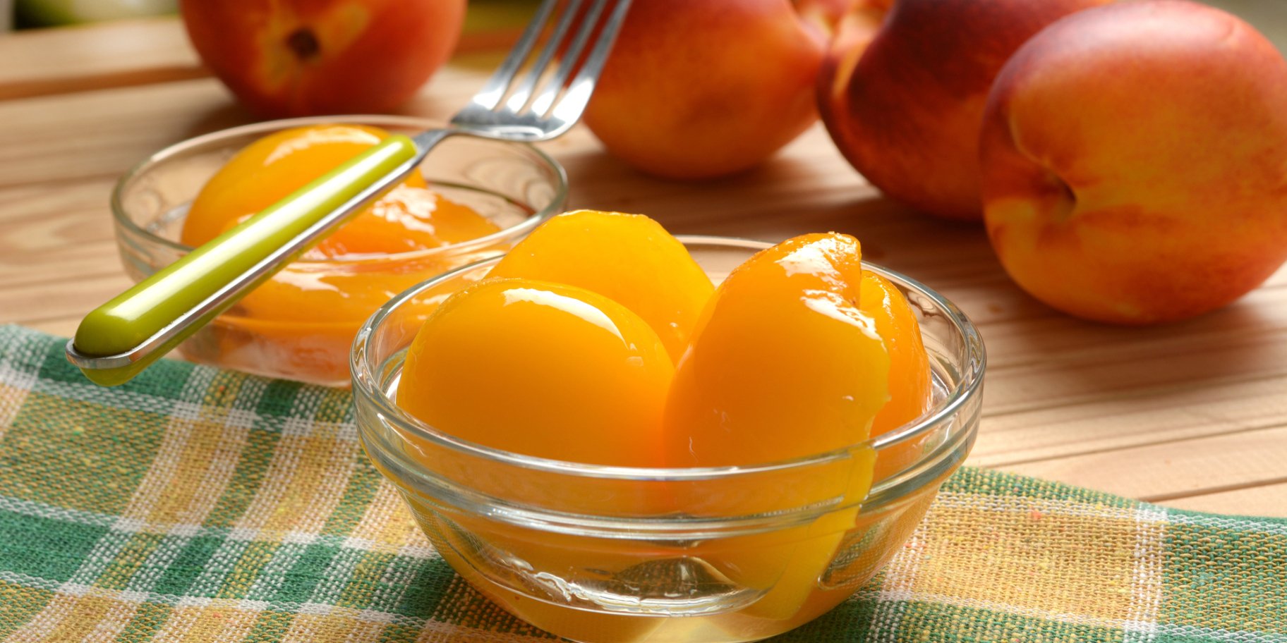 Персики, консервовані половинками