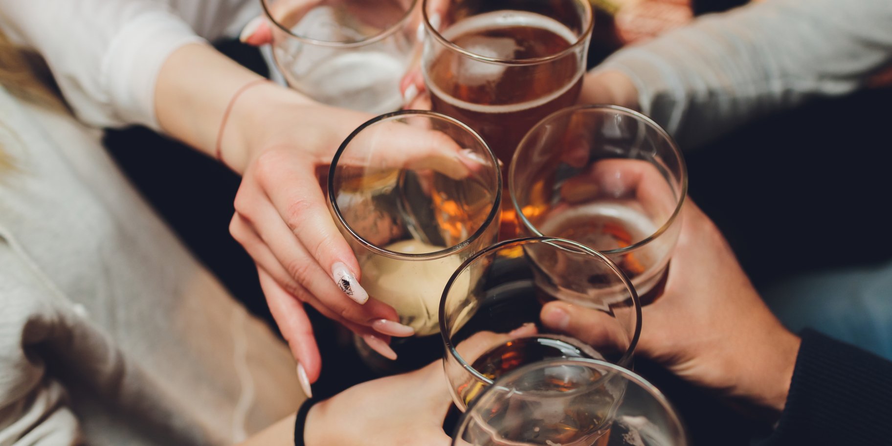 Люди з бокалами