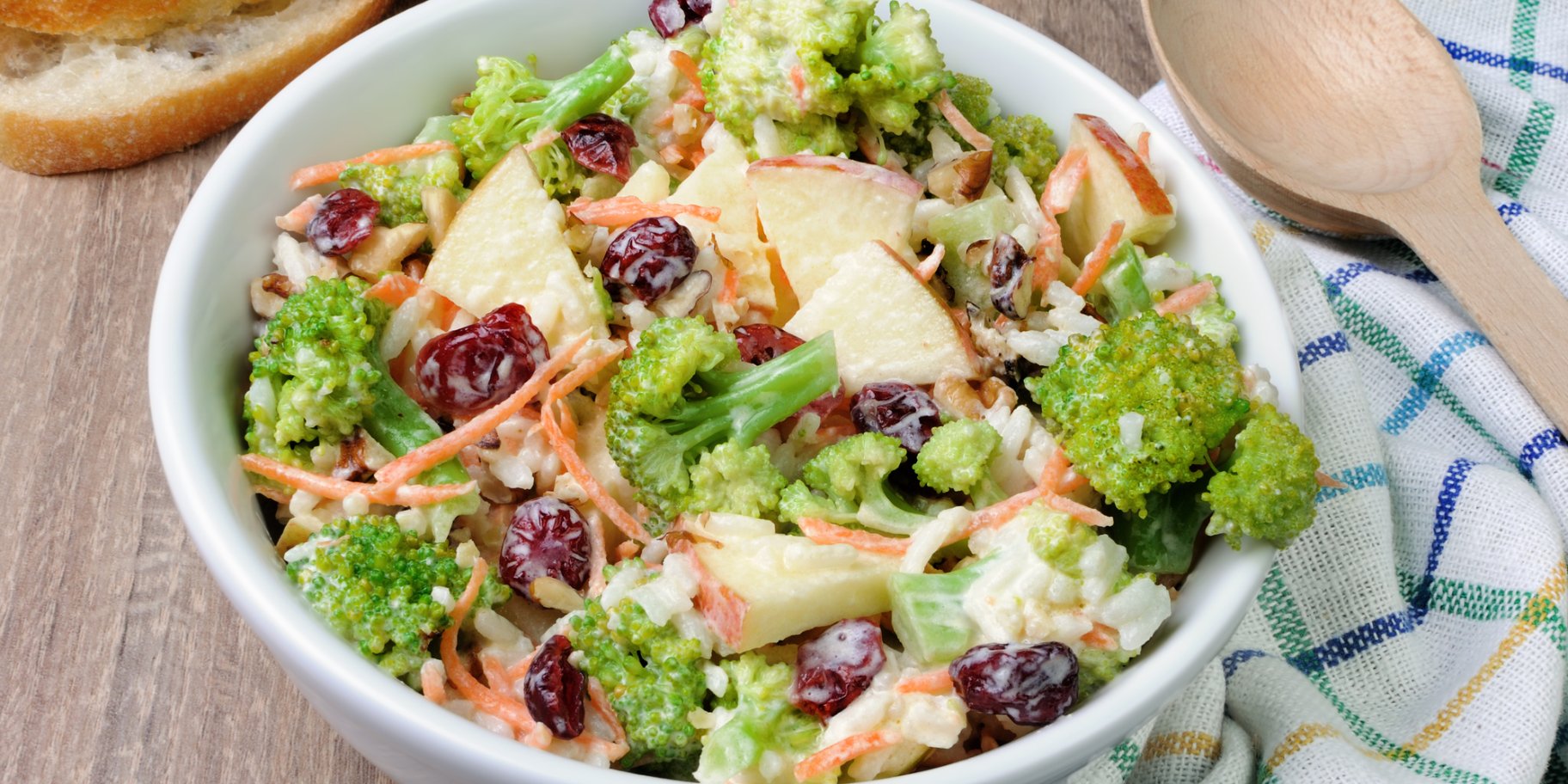 Салат з броколі і яблуками з заправкою