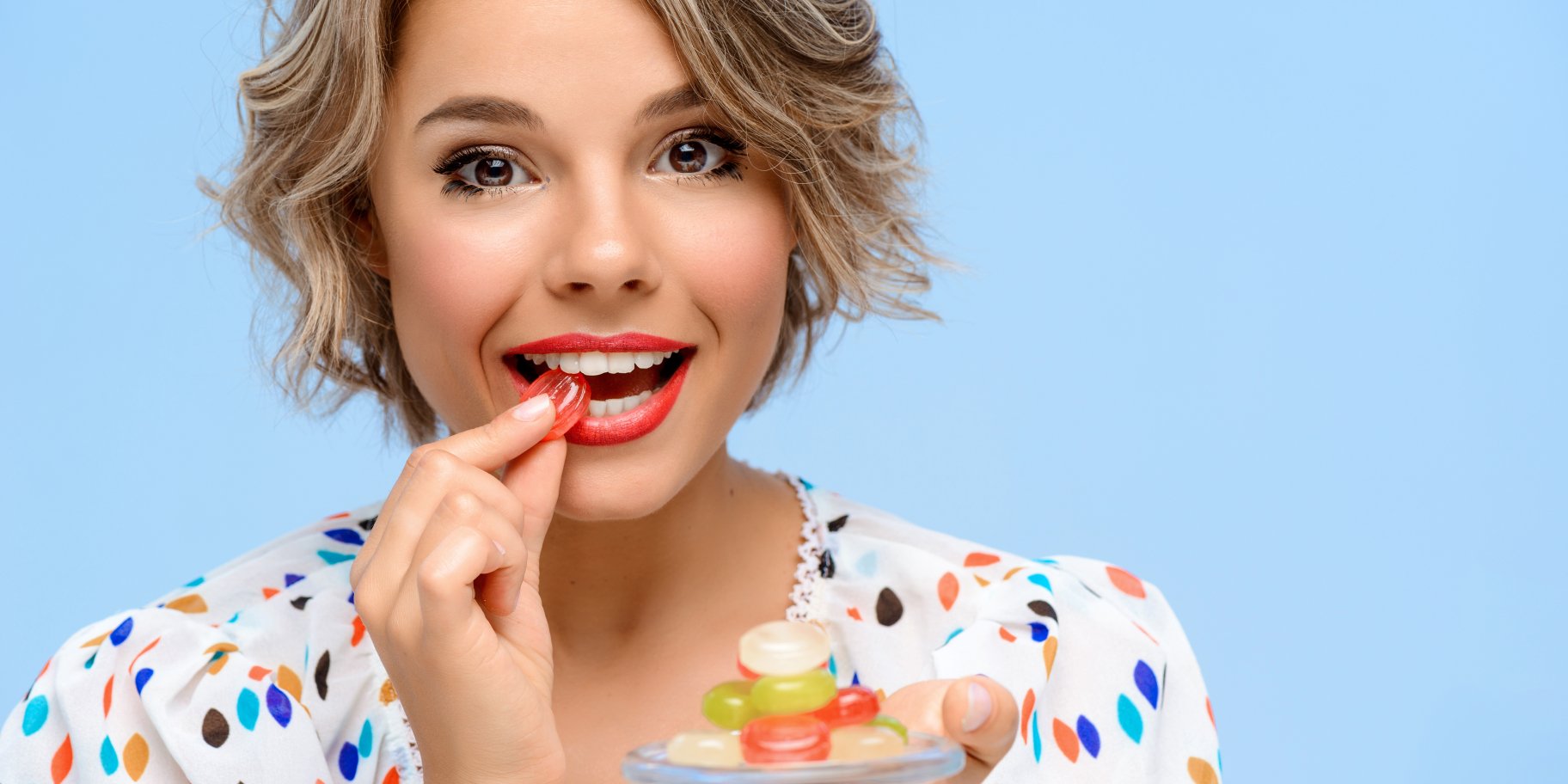 Жінка їсть цукерки