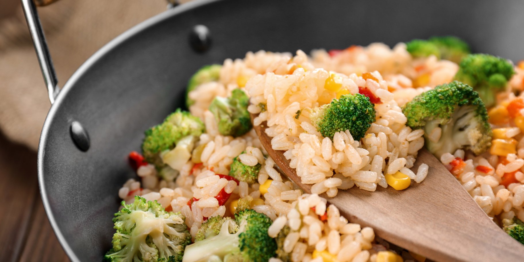 Салат з рису та броколі