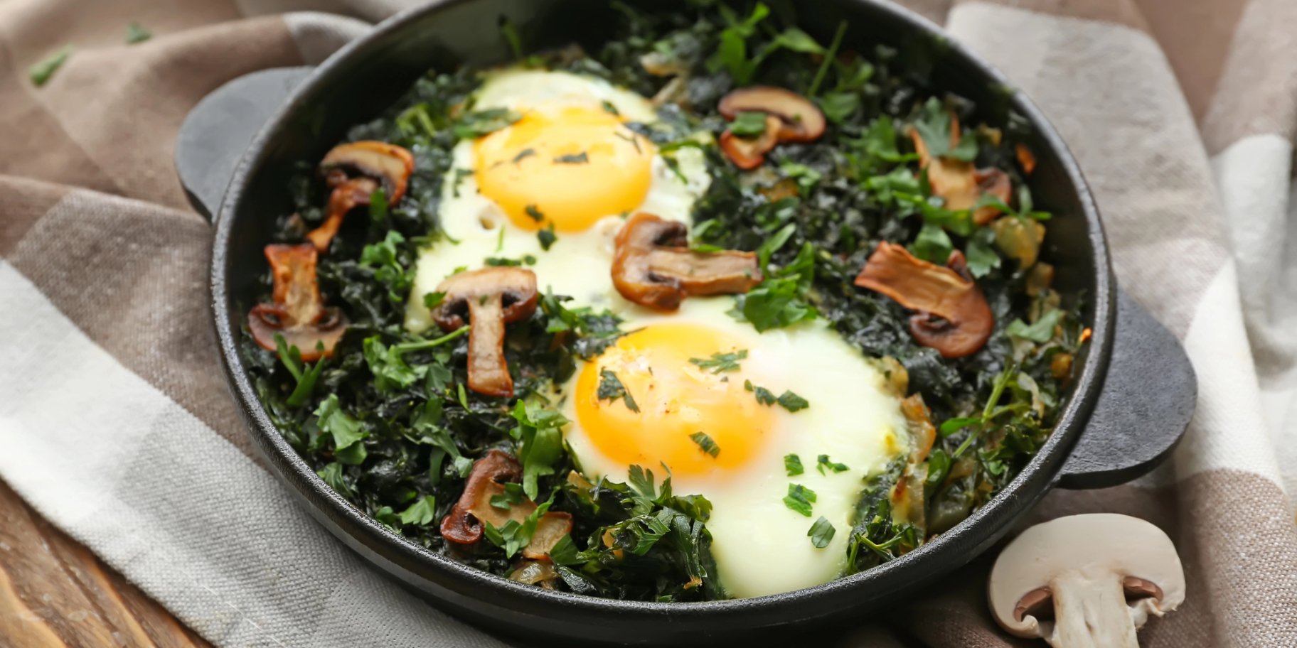 Яєшня зі шпинатом і грибами