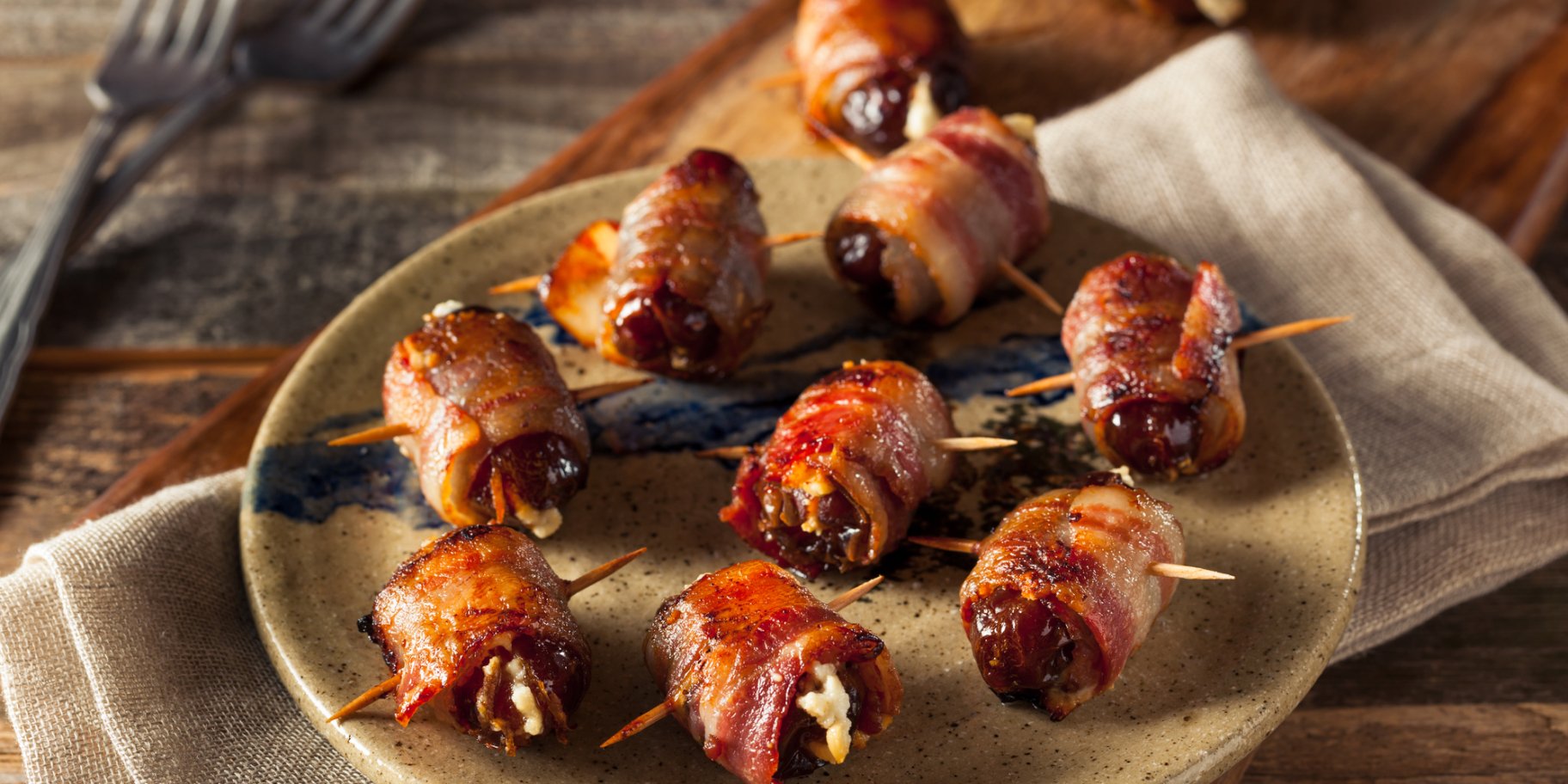 Фініки у беконі з сиром