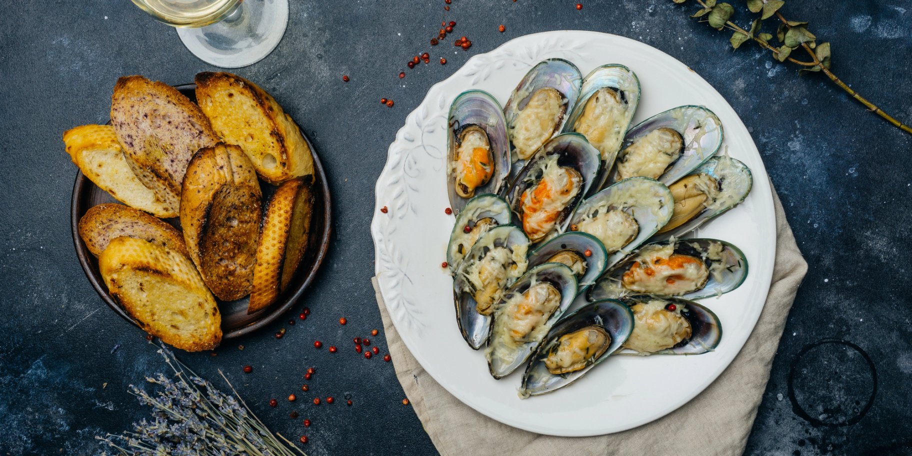 Запечені мідії під сиром