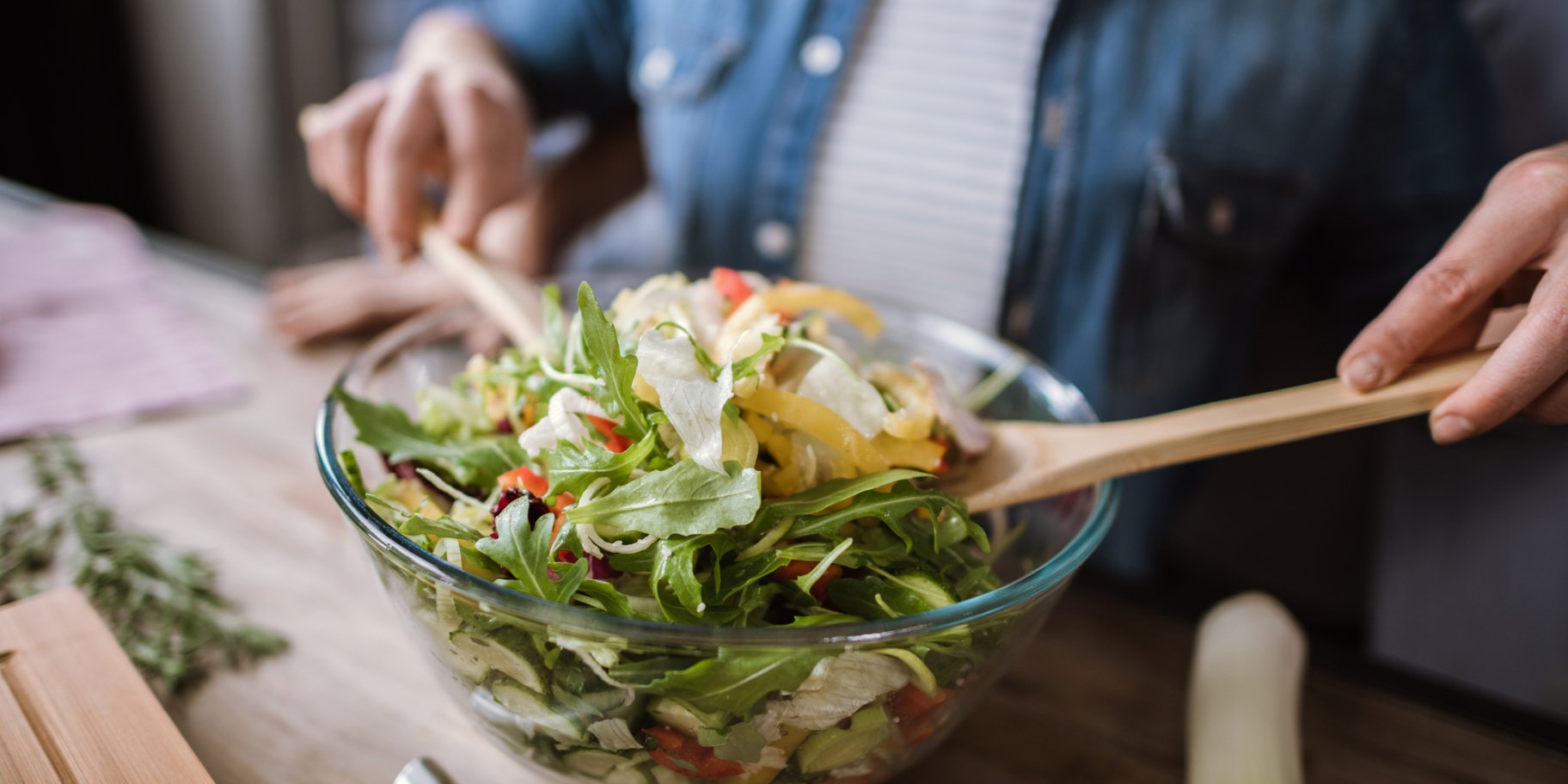 Человек мешает салат