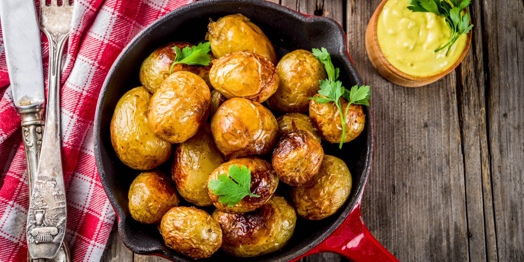 Молода картопля на сковороді