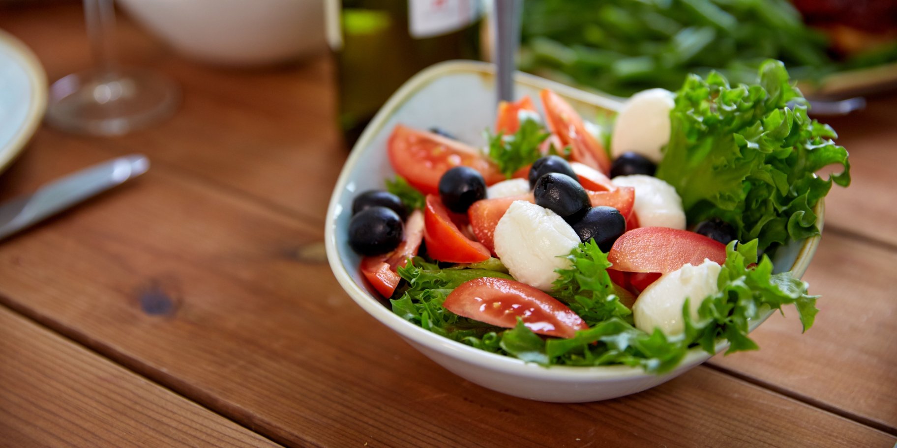 салат з куркою, чері й моцарелою