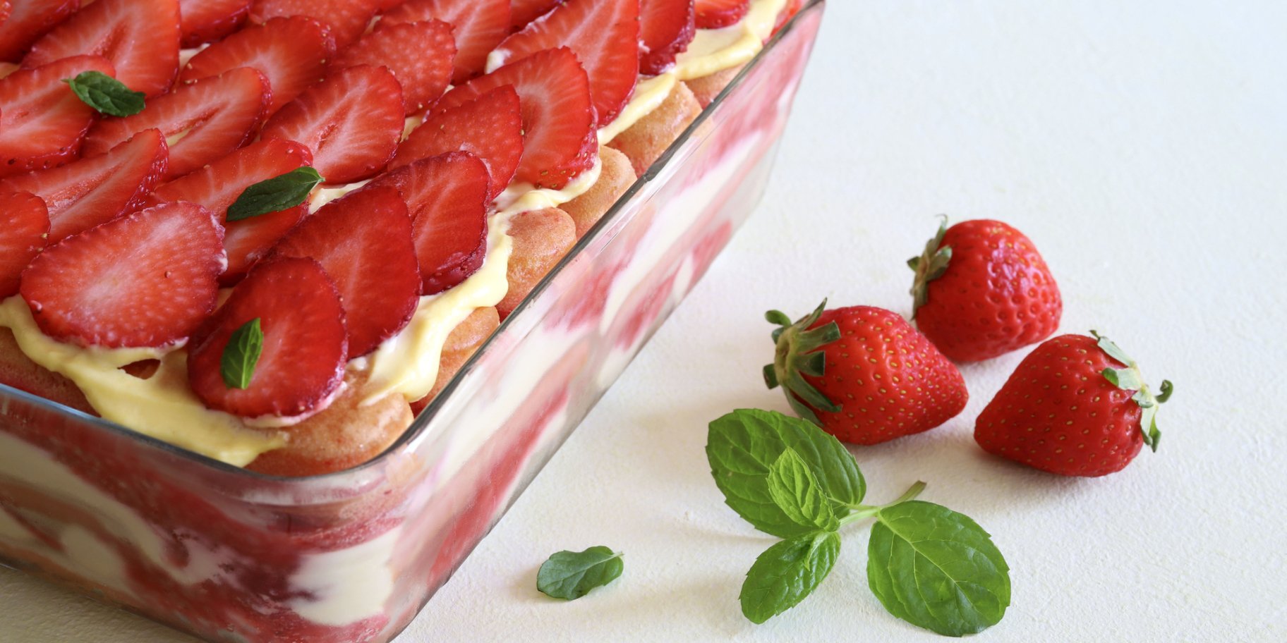 Полуничне тирамісу