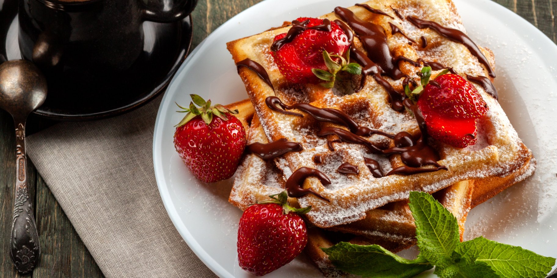 Десерт з віденськими вафлями і кремом