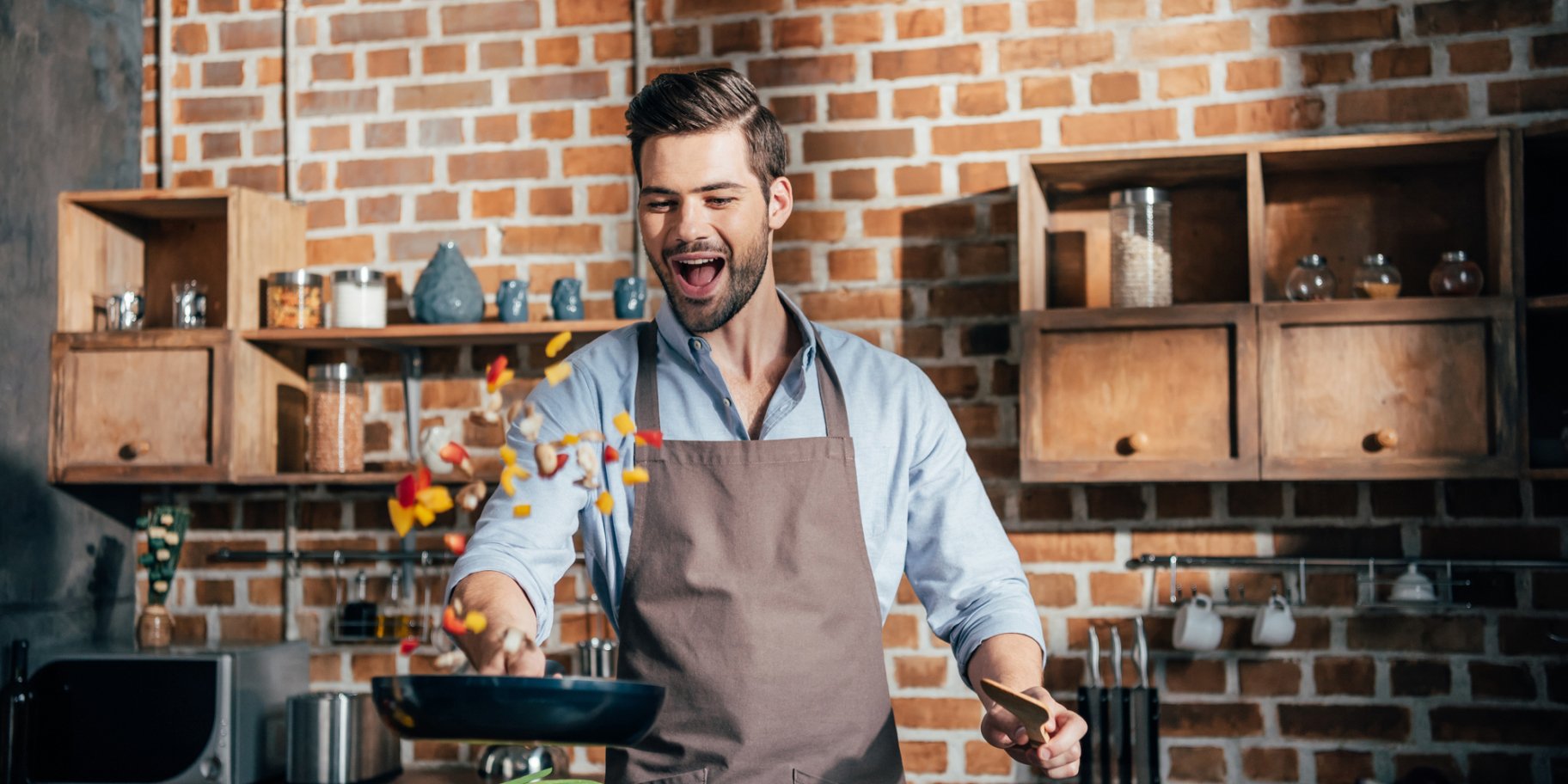 Чоловік готує