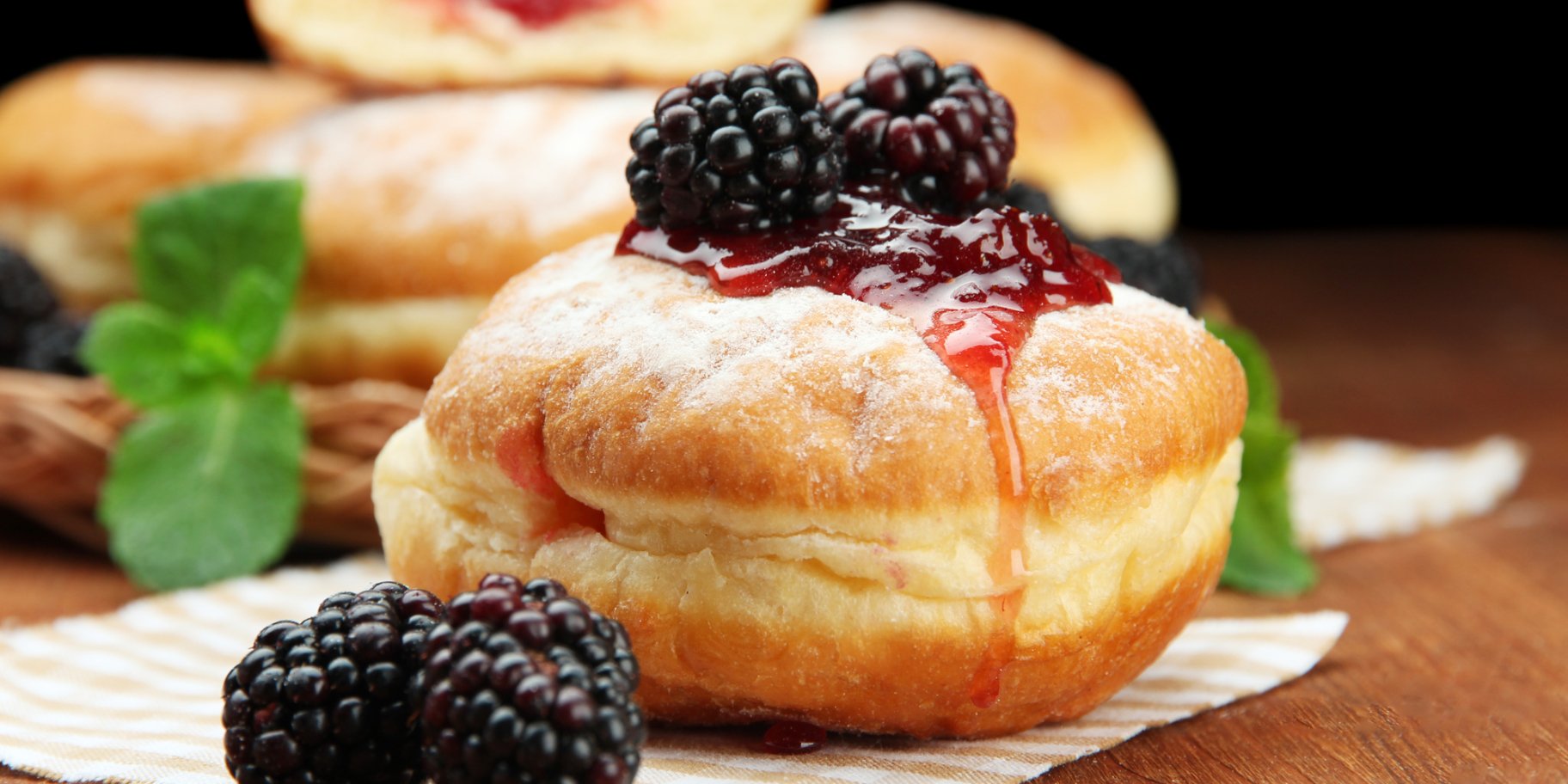 Пончики з ягідним джемом