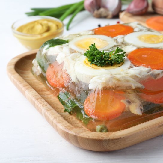 Холодець з овочами та яйцем