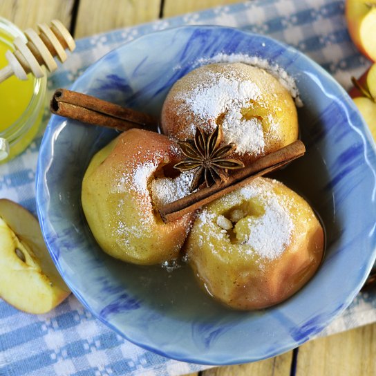 Печені яблука з медом і корицею