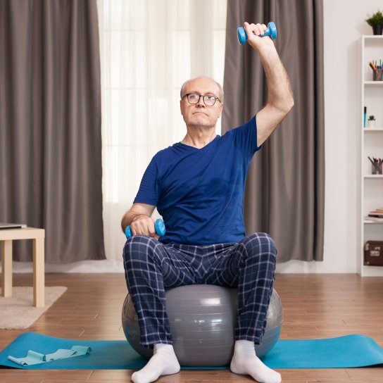 Чоловік тренується