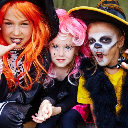 діти у костюмах на Гелловін