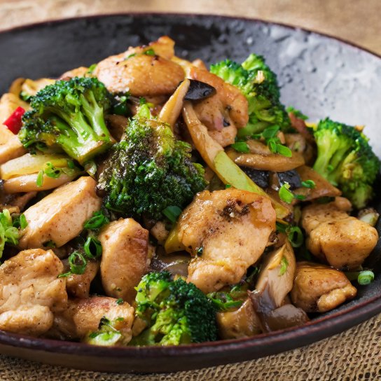 Курка з броколі і грибами