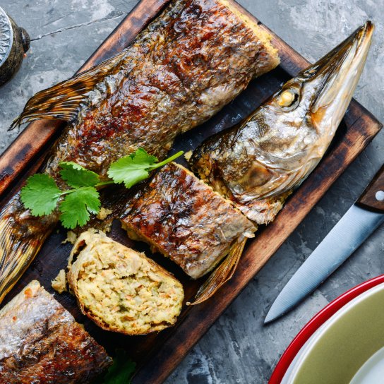 Фарширована щука з грибами