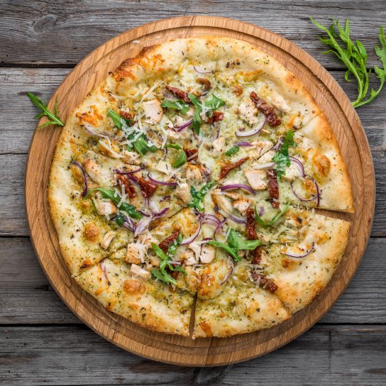 Італійська піца з вʼяленими томатами та лососем