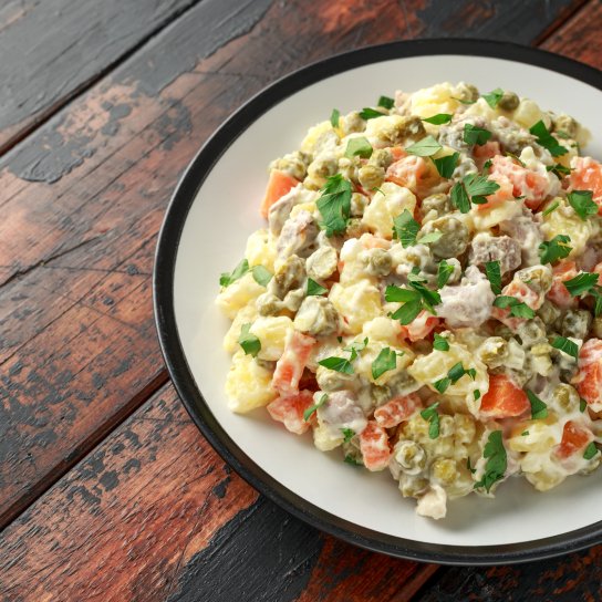 «Олів'є» з вареною ковбасою та яблуком