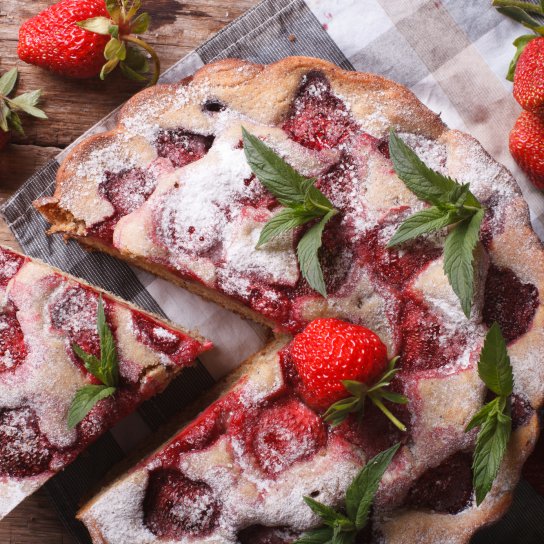 Шарлотка з полуницею