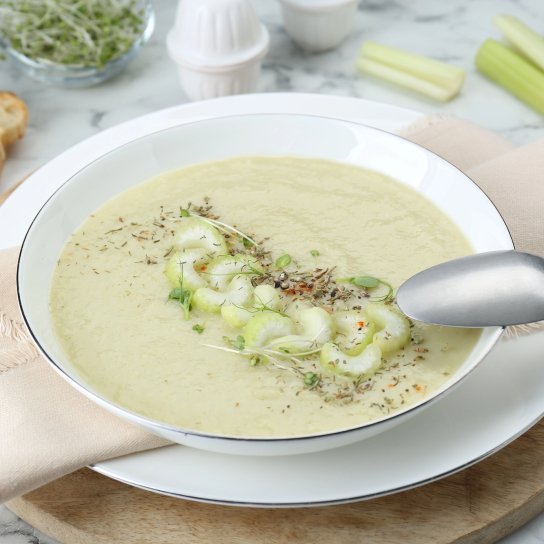Суп-пюре з селери та фундука